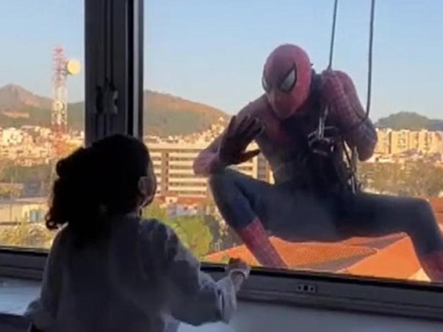 Es furor un ”Spiderman” se cuelga en un hospital para alegrar a los niños enfermos