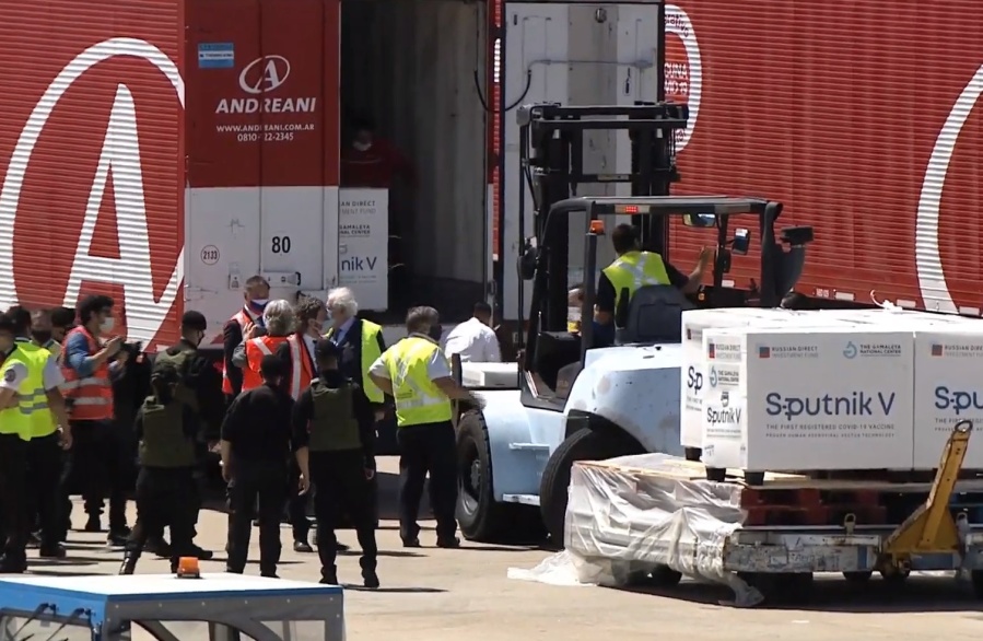 Así llegó el avión de Aerolíneas Argentinas con las 300 mil dosis de la vacuna rusa Sputnik V