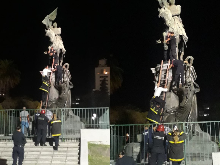 Se subió al monumento de Plaza San Martín para quitarse la vida y lo salvaron los bomberos