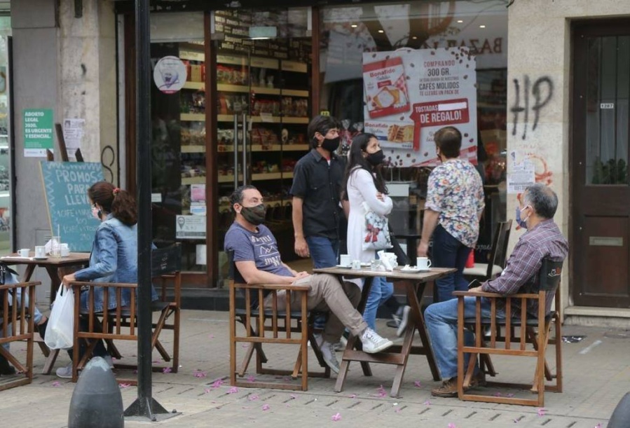 Los bares y restaurantes de La Plata solo podrán funcionar al aire libre y el ”take away” será para locales de cercanía