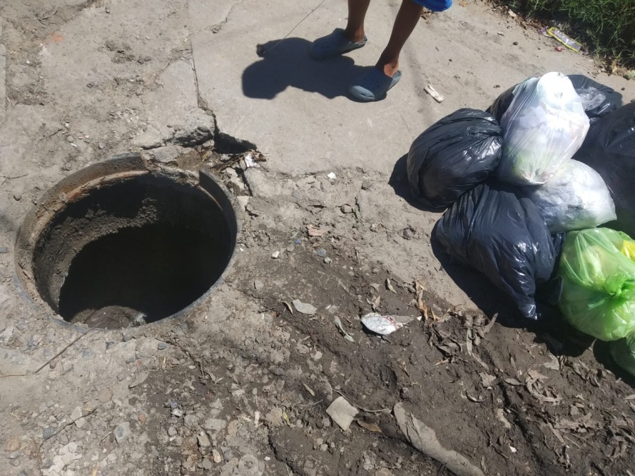 Se robaron la tapa de una boca de tormenta en Berisso y los vecinos temen por accidentes fatales