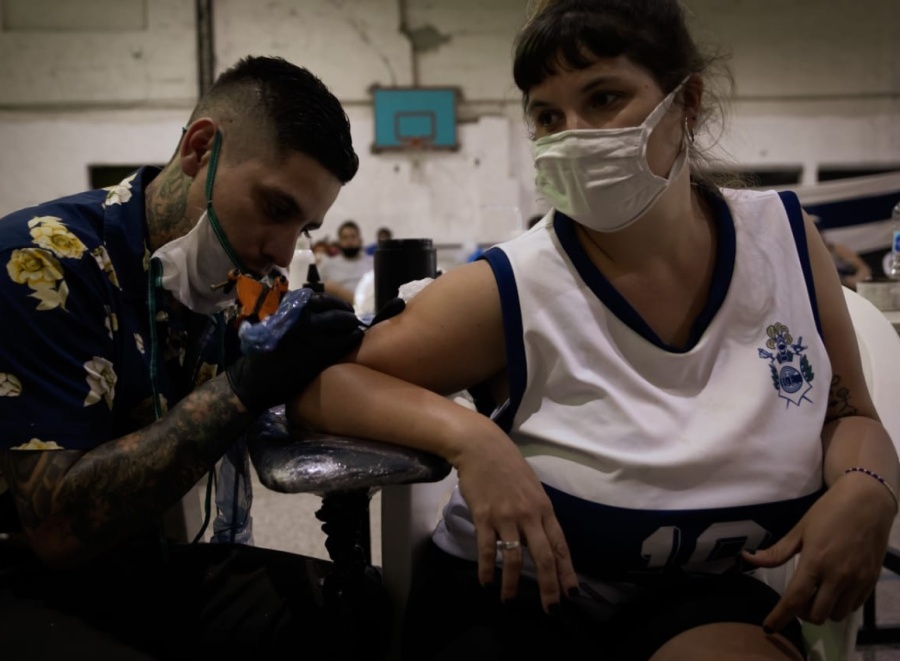 Tatuajes “regalados” a 300 pesos en La Plata: se viene la segunda “convención solidaria” y hay 22 diseños para elegir