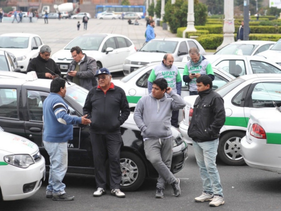 Los taxistas marcharon a la Gobernación y la Municipalidad de La Plata hartos del transporte ilegal