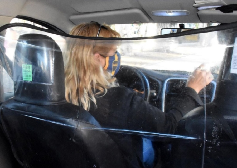 Discusión eterna entre pasajeros y choferes de taxis y remises de La Plata: con el “divisor”, ¿barbijos sí o barbijos no?