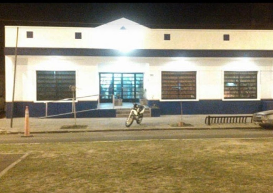 Robo en una comisaría de Los Hornos: sospechan se metieron por una ventana y se llevaron chalecos y municiones