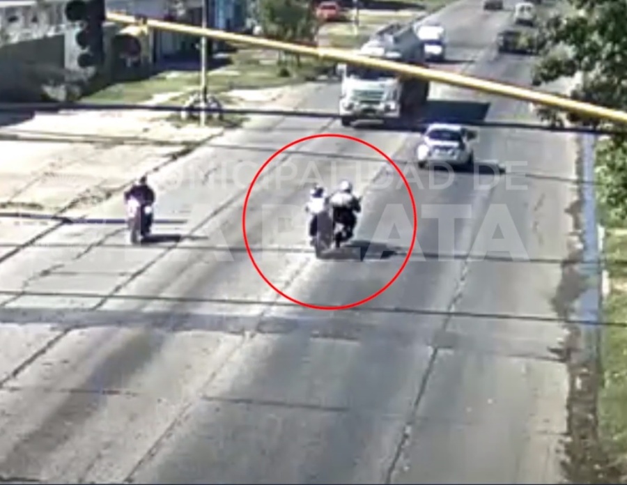 Perdió el control en Tolosa, chocó a otra moto e impactó contra un camión: lo derivaron al Hospital Gutiérrez