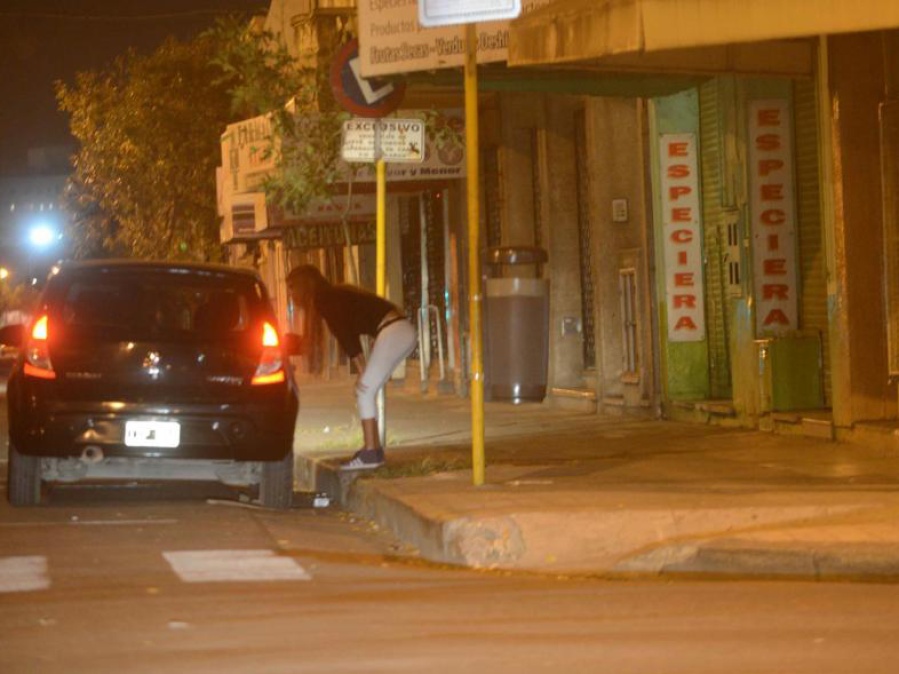 Atraparon a una trans de 40 años y dos hombres en la zona roja platense tras una maniobra de narcomenudeo