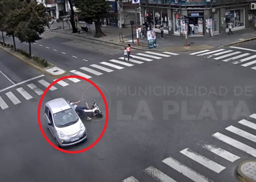 Una motociclista fue embestida en 7 y 54, y el conductor del auto huyó de la escena
