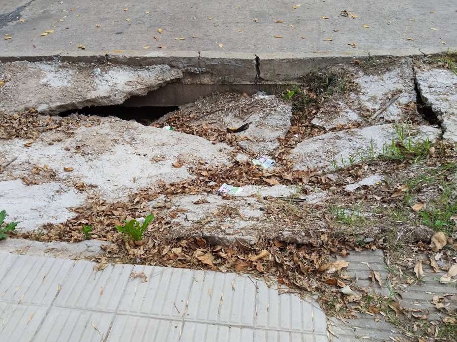 Reclaman por un peligroso pozo en la esquina de 25 y 35: ”Hay que esperar a una desgracia para que se enteren”