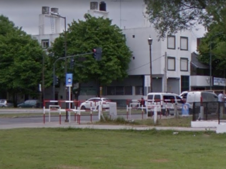 Un desquiciado robó cerca del Hospital San Martín y casi prende fuego la garita del Tren Universitario de 1 y 72