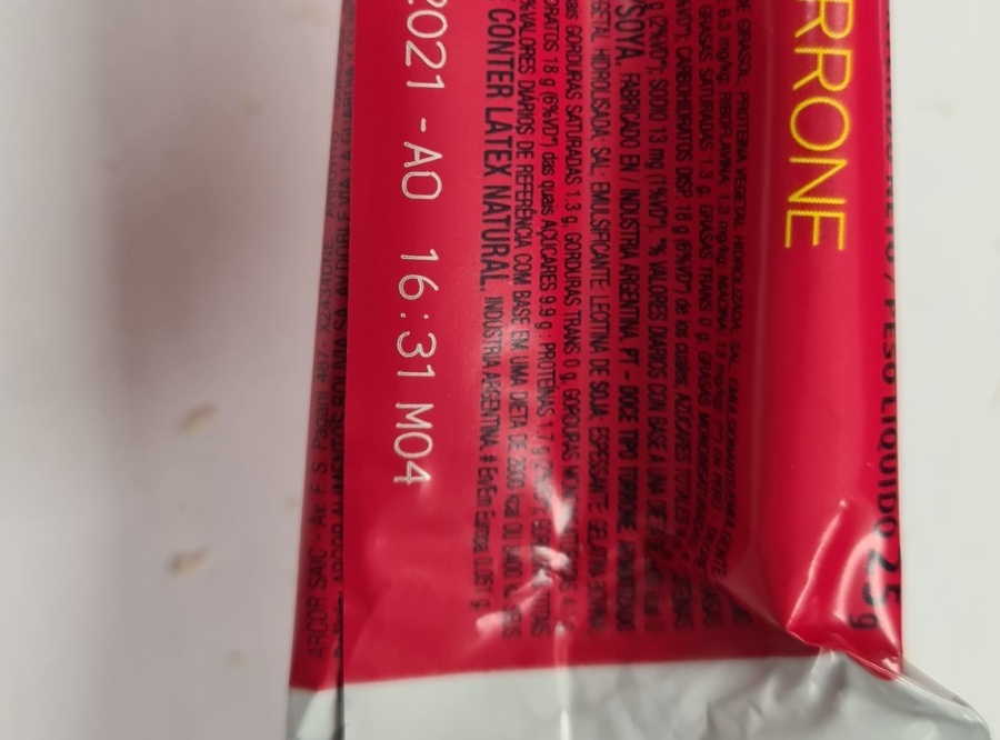 Un periodista platense se compró un turrón pero no tenía relleno: las fotos de la ”estafa”