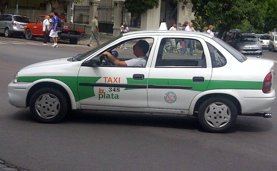 Mecheras robaron un comercio de Los Hornos y fueron sorprendidas mientras huían en taxi