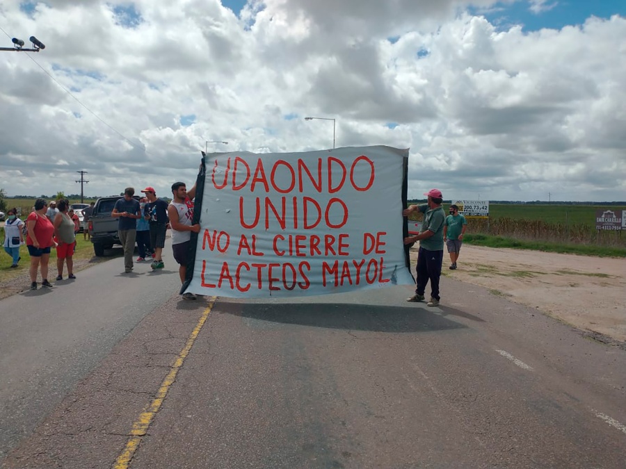 El drama de una pyme láctea bonaerense: tuvo que tirar leche y trabajan empleados imputados por robo