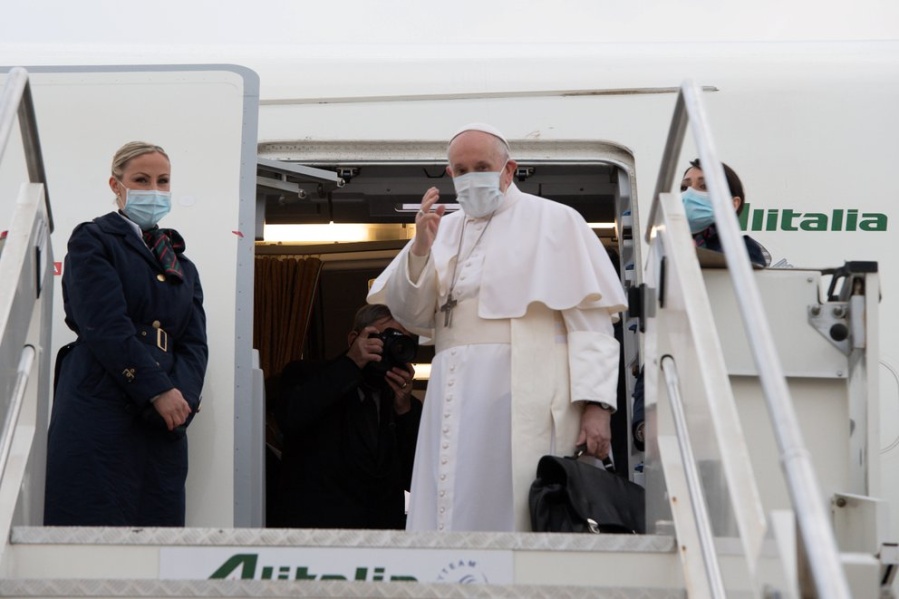 El Papa Francisco aterrizó en Irak en una visita histórica