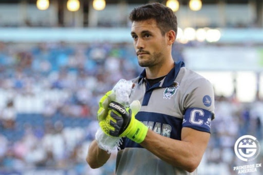 Un arquero mandó a otra persona a hisoparse en su lugar para poder jugar y en su equipo se contagiaron 12 compañeros