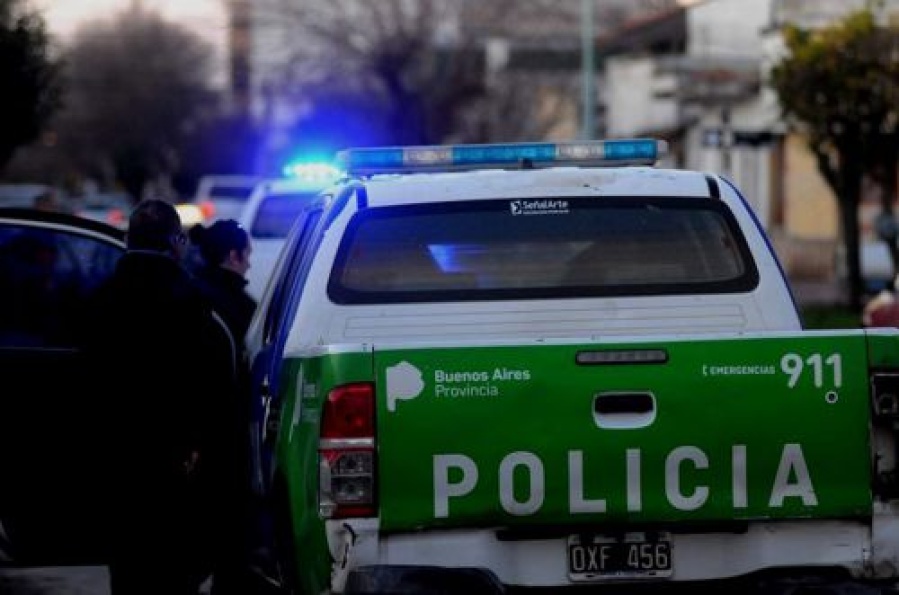Detuvieron a tres hombres que intentaron escapar e investigan si se trata de una banda que robaba viviendas en La Plata