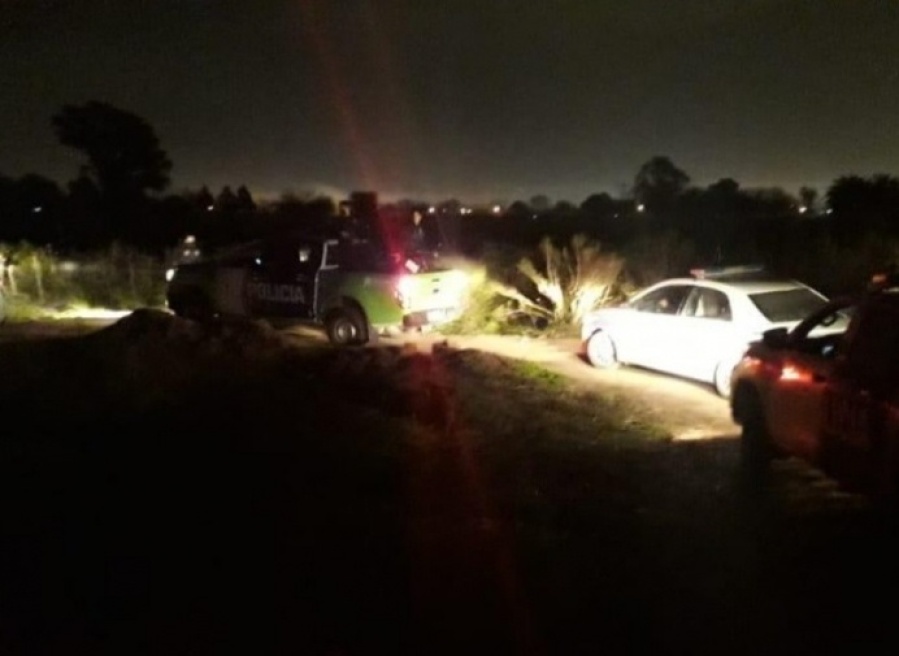 Gas pimienta, piedras y disparos en Villa Garibaldi por otra usurpación de terrenos: hay cuatro detenidos