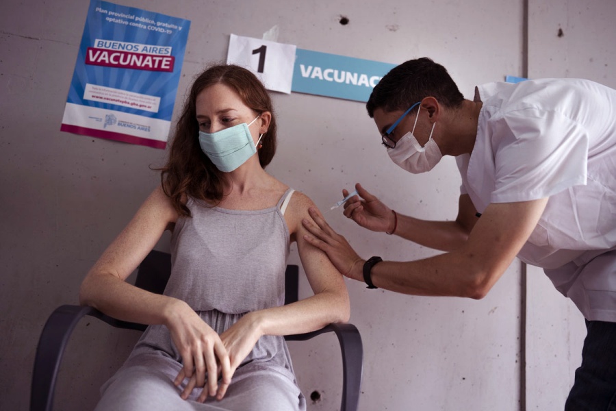 Estiman vacunar a los platenses menores de 40 años antes de fin de mes
