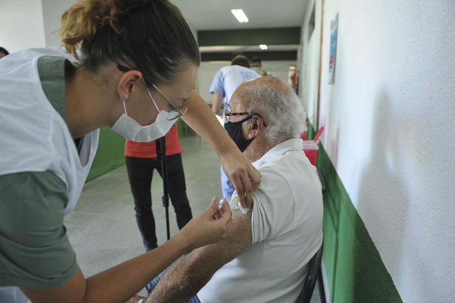 Ya hay casi 40 mil vacunados contra el COVID-19 en La Plata: así seguirá la campaña