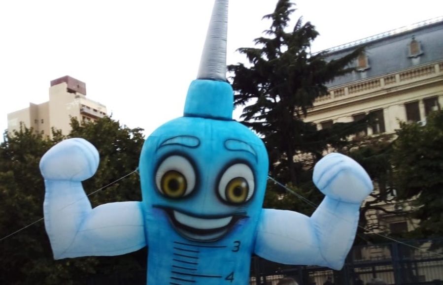 La ”Vacuna gigante” de La Plata se hizo presente en la Legislatura bonaerense