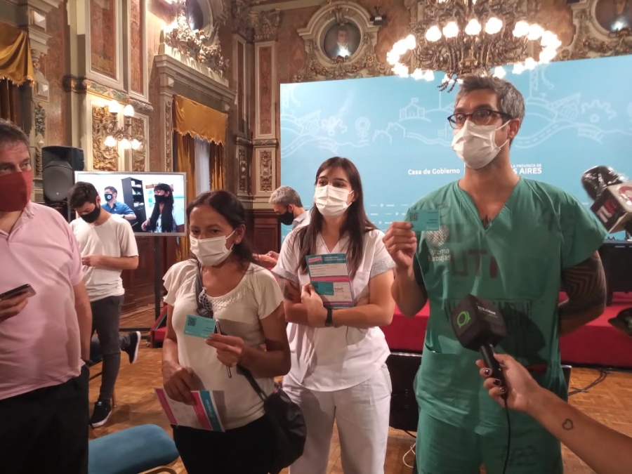 Hablaron los primeros en vacunarse en La Plata: ”Estoy ansiosa y expectante; hacemos un trabajo agotador”