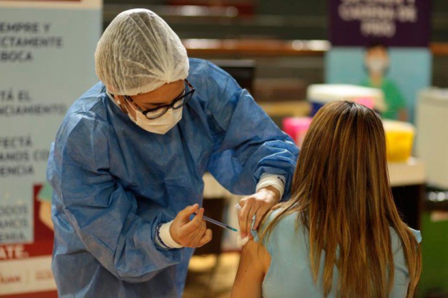 Vacunación: Provincia comenzará a dar turnos a mayores de 40 años sin enfermedades previas