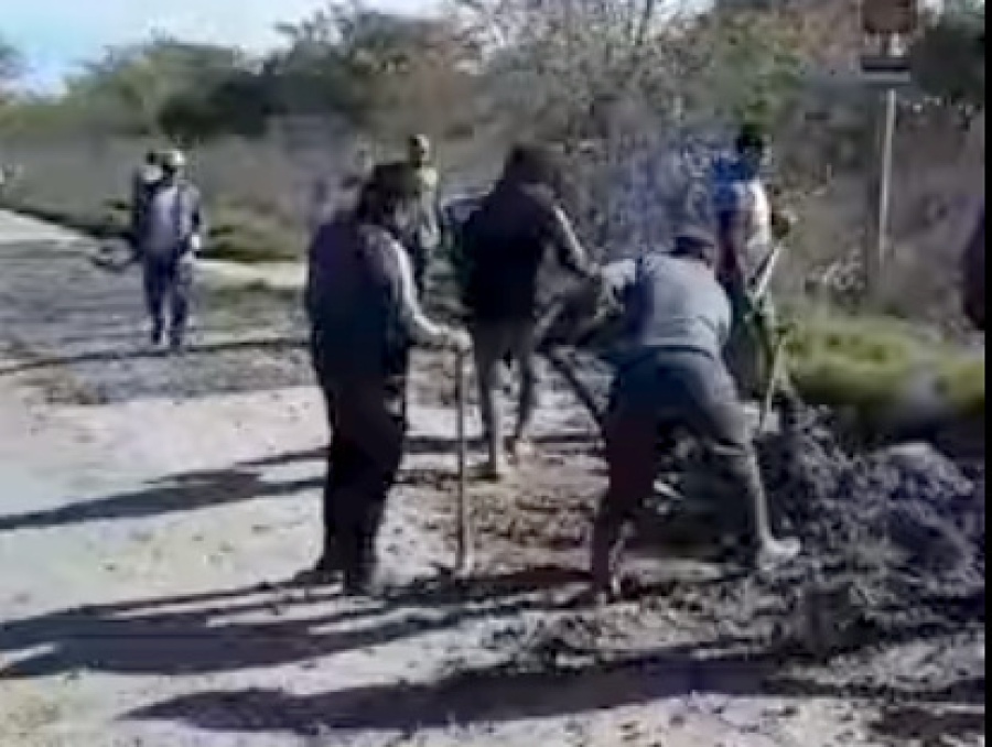 Ante reclamos y sin respuesta municipal, vecinos de Olmos deciden arreglar la calle por su cuenta