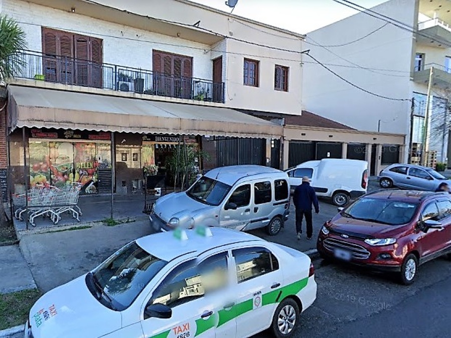 Golpearon salvajemente a una verdulera en La Plata: Le robaron y la patearon en el suelo