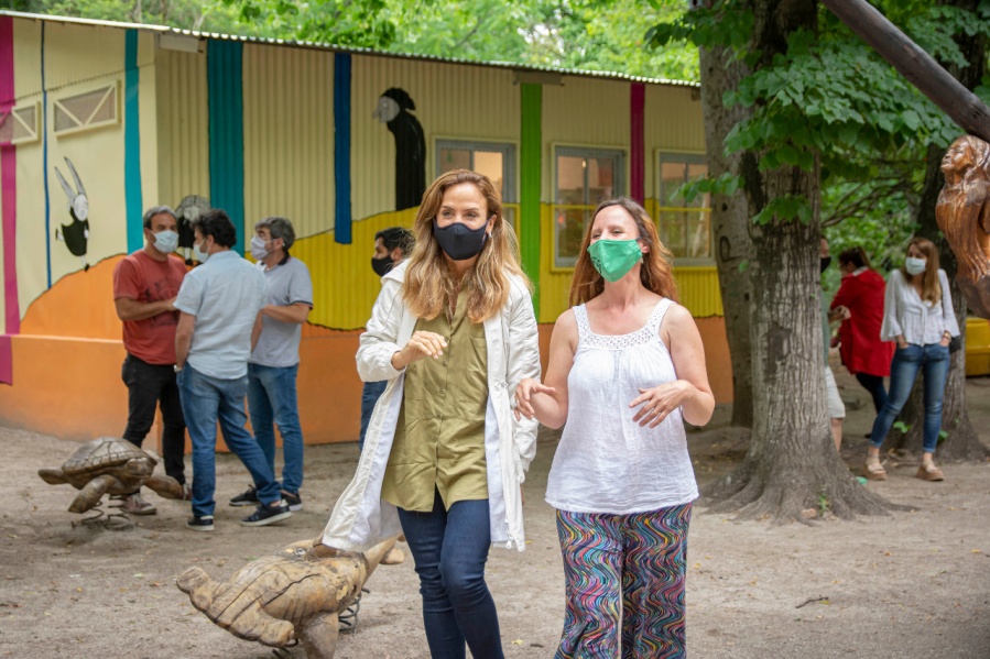 Victoria Tolosa Paz y los fundadores de la biblioteca ”Del otro lado del árbol” buscan replicarla en Villa Alba