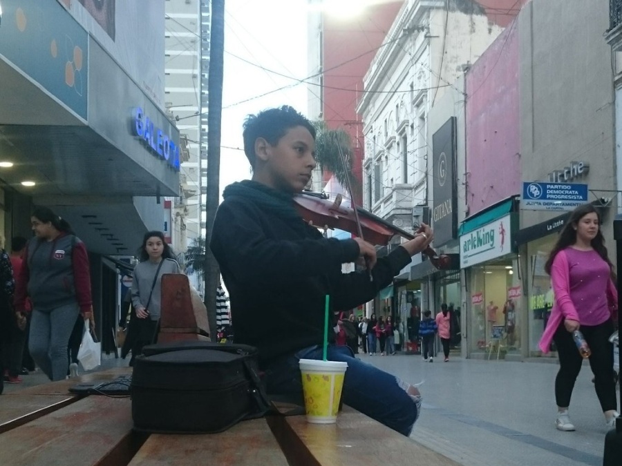 Un violinista de 13 años contó cómo ayudó a su papá a cobrar el aguinaldo y se hizo viral
