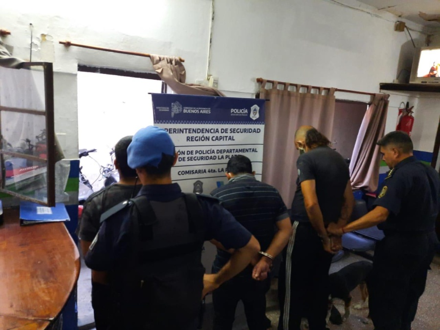 Entraron a robar en el club El Volcán de La Plata, quedaron filmados y los arrestaron en Plaza Azcuénaga