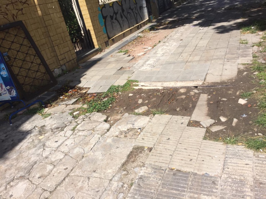 Reclaman por el pésimo estado de una vereda inundada y rota en plena calle 13