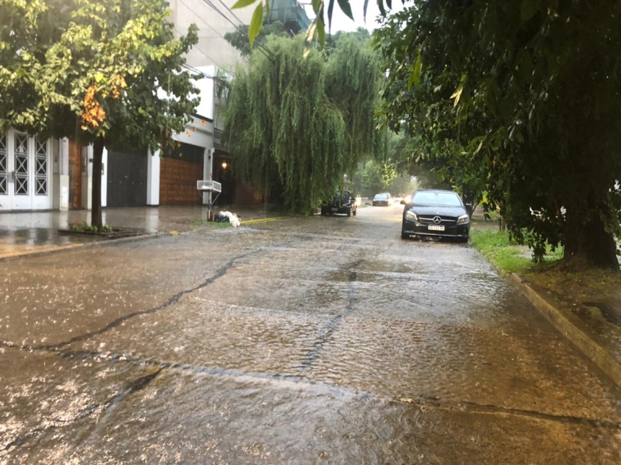 Vecinos de Barrio Norte y Tolosa denuncian calles anegadas en La Plata por la lluvia