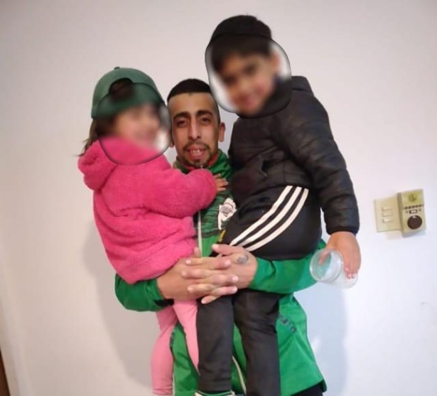 Vive con sus hijitos en la estación de Gonnet y pide ayuda para poder salir adelante