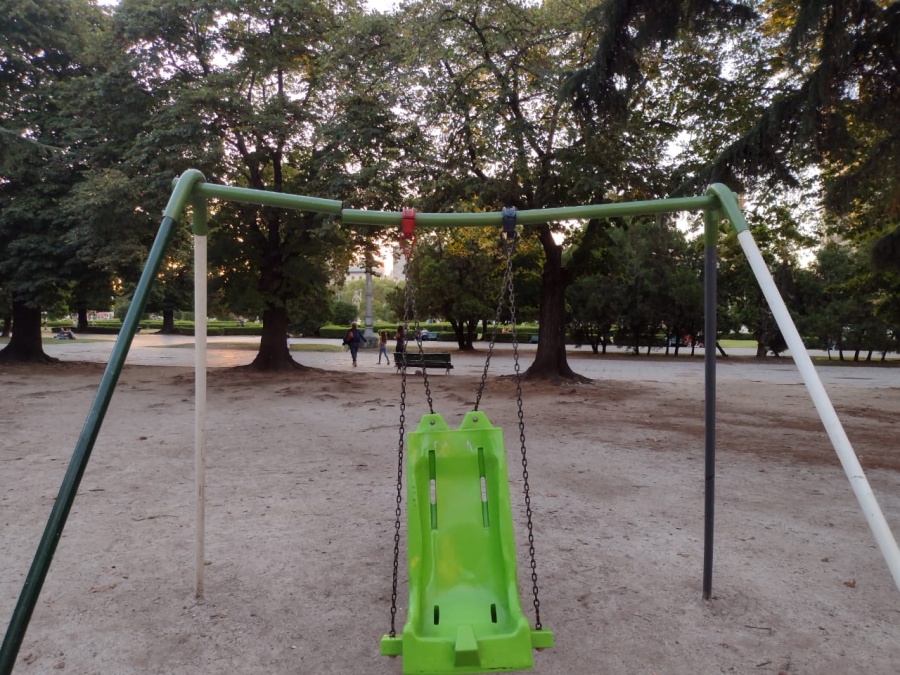 ”Si se le cae encima a un chico, le parte la cabeza”: Temor por una hamaca rota en Plaza Moreno
