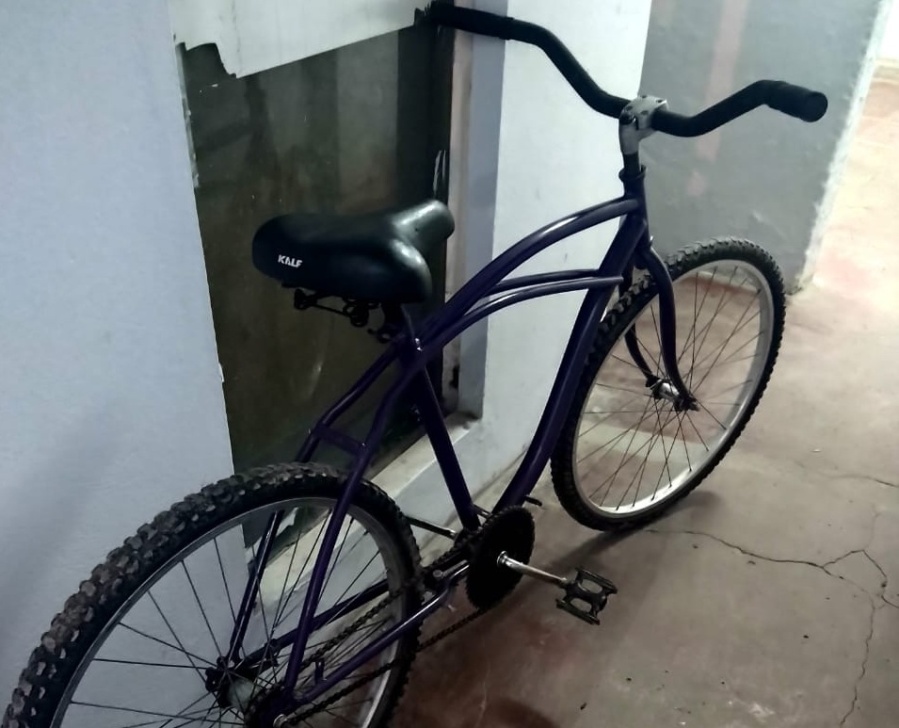 Intentaban vender una bicicleta robada y fueron atrapados en Villa Elvira