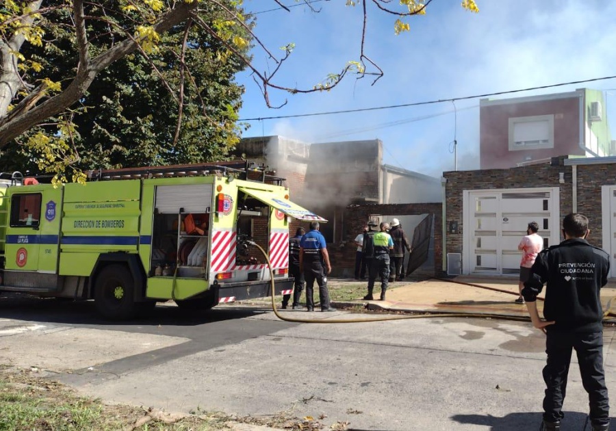 Bomberos de La Plata trabajan en un incendio en 20 y 68