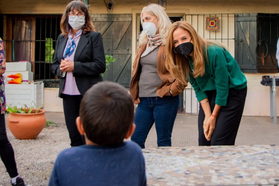 Tolosa Paz entregó tablets y tarjetas de telefonía en Punta Indio: “La escuela tiene prioridad en materia de conectividad”