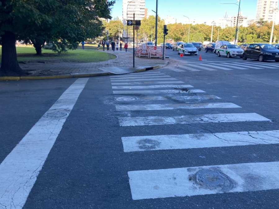 La Plata llena de baches, hasta en la esquina de la Municipalidad