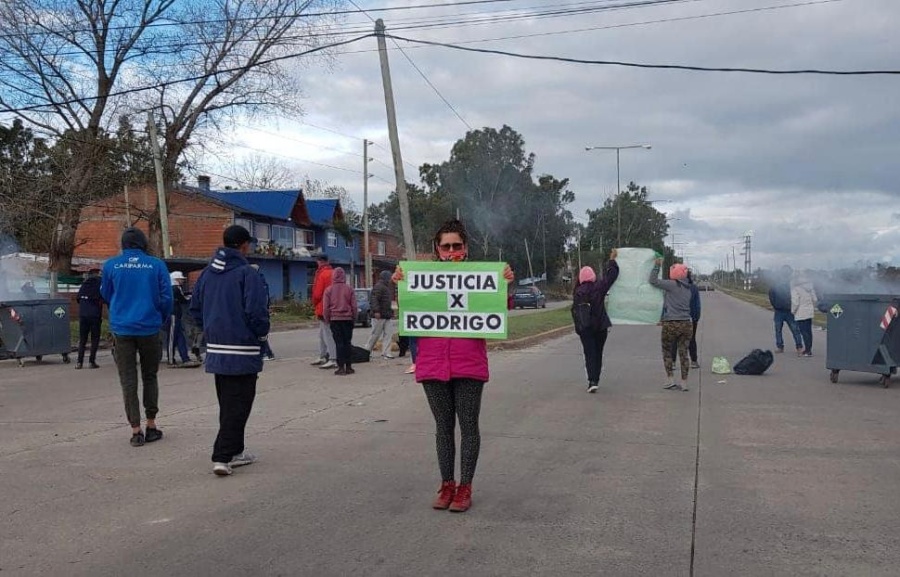 Lo atropellaron en Villa Elvira, lo dejaron morir abajo de la lluvia y ahora su familia reclama justicia