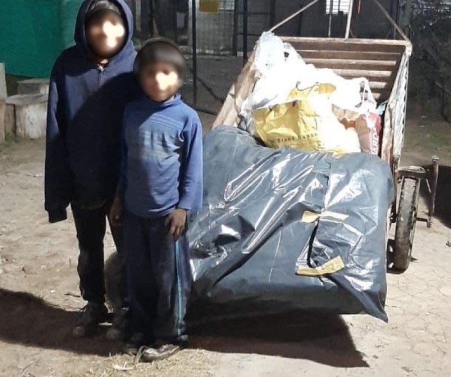 Dos hermanitos de La Plata se quedaron sin nada, comen y duermen en el piso y necesitan ayuda: ”Su mamá ya no sabe qué hacer”