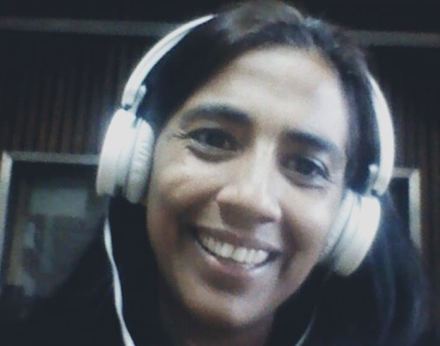 Es locutora y profesora en La Plata y decidió dar clases a docentes para ayudar con el cuidado de la voz