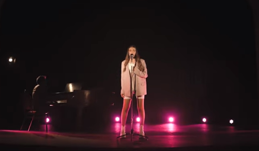 Ailín, la artista platense que la rompió con un cover grabado en el Pasaje Dardo Rocha