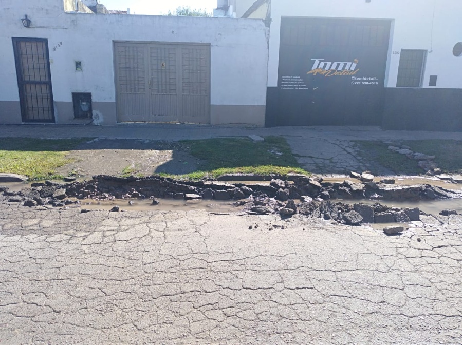 Los vecinos de Villa Elvira reclaman por el arreglo de un gran pozo